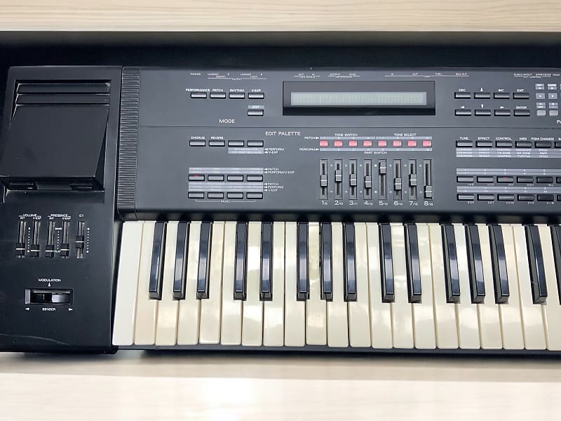 Roland JV-1000 76-Key Music Workstation 1993 - 1995 - Black Roland JV-1000 76-Key Music Workstation 1993 - 1995 - Black