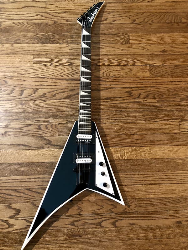 Jackson JS32 Rhoads Flying V Black w White Bevels