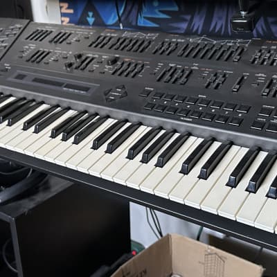 Roland JD-800 Synthesizer – Iconic Vintage Digital Synth with Hands-On Control
