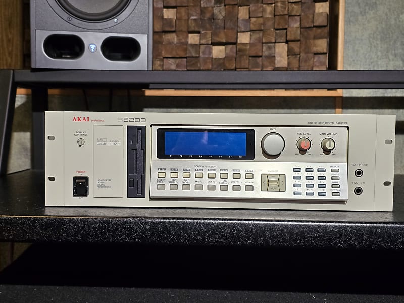 Sampler Akai S3200 - 1992 - White - LCD , FX, 8 Out, Scsi | Reverb