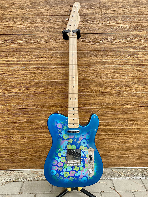 ギター Fender Japan Blue Flower Telecaster Fender Japan channels the '60s with Blue Flower Series