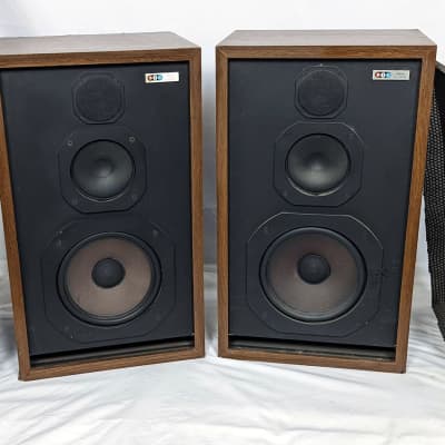 Pair of BIC Venturi Model 22 Vintage 3-Way Speakers - Woodgrain image 5