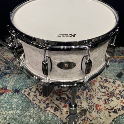 Rogers - 14x6.5" Dyna-Sonic Bread and Butter Lug Snare Drum, Reissue 2010's - White Marine Pearl image 3