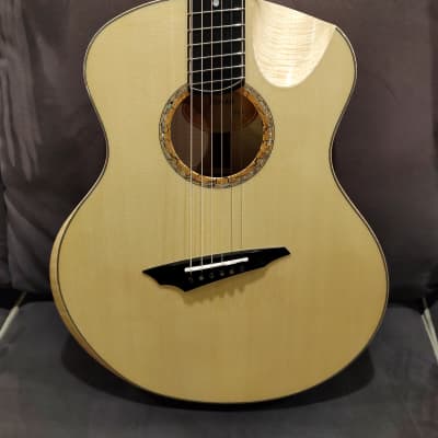 Avian Songbird 7A Fan Fret All-solid Handcrafted Flame Maple Acoustic Guitar with Beveled Armrest image 4
