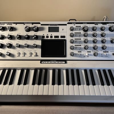 Moog Minimoog Voyager Performer Edition 44-Key Monophonic Synthesizer 2002 - 2015 - White Cabinet