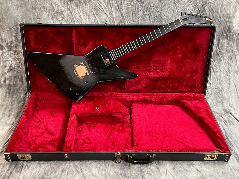 Gibson explorer deals guitar case