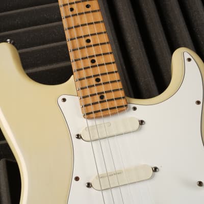 Fender Strat Plus Deluxe with Maple Fretboard 1994 - Vintage Blond image 4