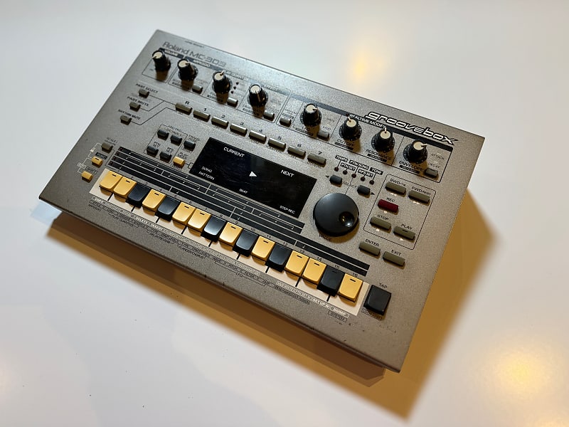 Roland MC-303 Groovebox 1990 - 1998