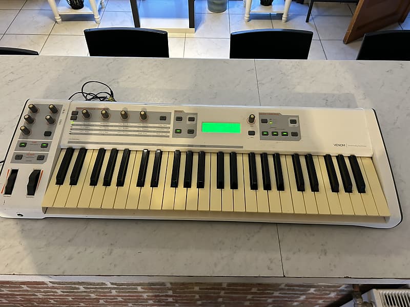 希少 M-AUDIO VENOM バーチャル・アナログ デジタル シンセサイザー 希少 M-AUDIO VENOM バーチャル・アナログ デジタル シンセサイザー