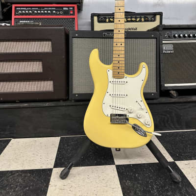 Fender Player Stratocaster with Maple Fretboard 2022- Present - Buttercream image 2
