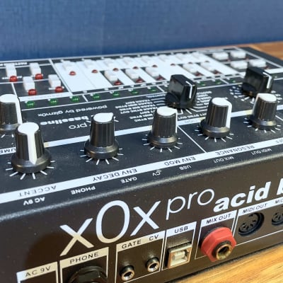 x0Xpro acid bassline シンセサイザー 国産x0xb0x（303クローン）『gizm0x x0x-pro』 実機レビュー