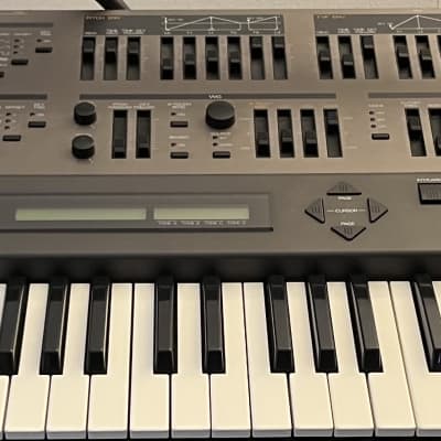 Roland JD-800 61-Key Programmable Synthesizer 1991 - 1995 - Carbon
