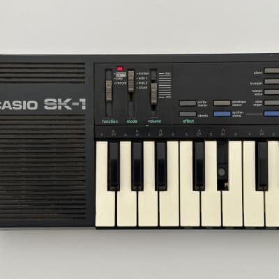 Casio SK-1 Sampling Keyboard 8 bit LoFi Sampler Synthesizer
