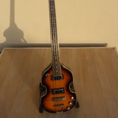 Duesenberg Violin Bass 2010 Sunburst image 4