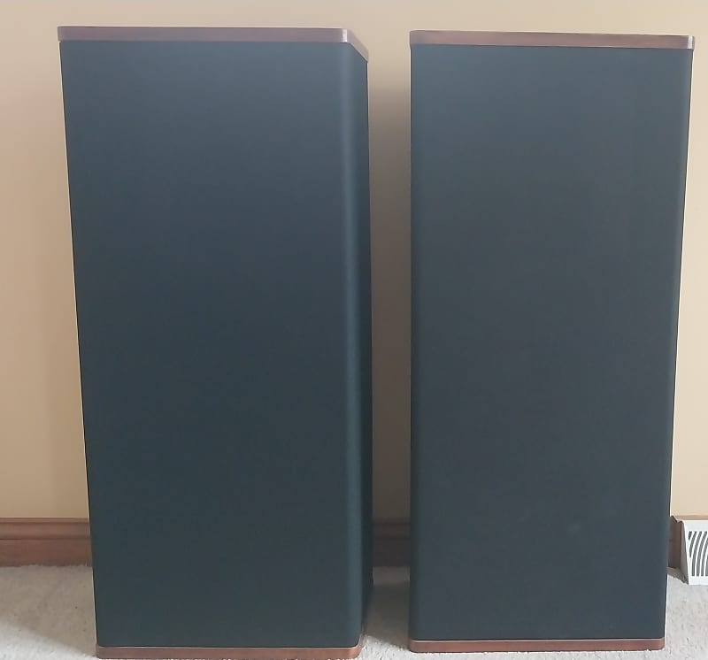 Vandersteen Model 2C Tower Speakers (New Speakers and Socks)  			