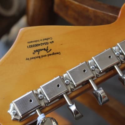 Squier Classic Vibe '60s Stratocaster, Laurel Fingerboard, 3-Color Sunburst, 3, 27 KG imagen 9