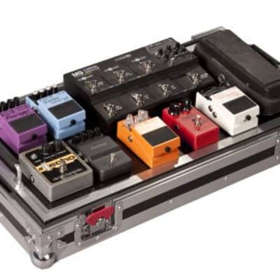 Gator Large tour grade pedal board & flight case for 10-14 pedals. Removable 24"x11" pedal board surface & inline wheels G-TOUR PEDALBOARD-LGW image 3
