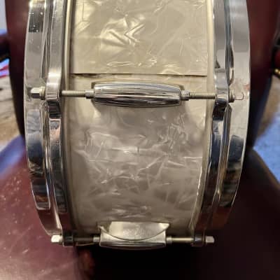 Gretsch 4103 Renown  14x5.5” 8-Lug Snare Drum with Round Badge 1964 - White Pearl image 8