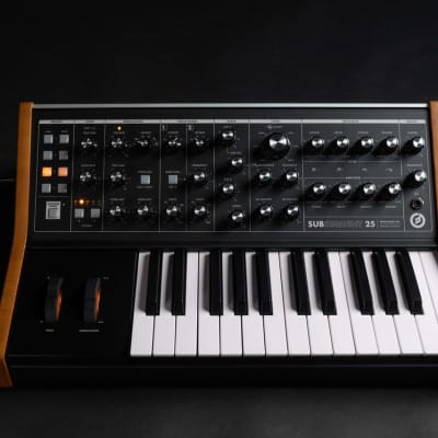 Moog Subsequent 25 - Paraphonic Synthesizer [Three Wave Music 