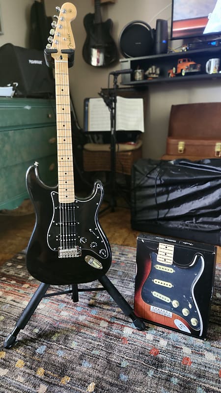 Fender Player Stratocaster HSS with Maple Fretboard 2018 - Present - Black image 1