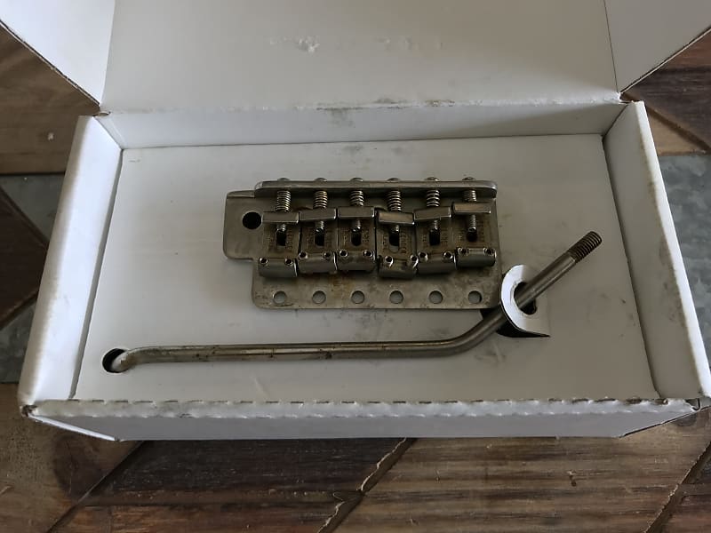 高速 割引 2025 東日本 Real Life Relics Fender® Aged Nickel Am Vintage Tremolo ギター