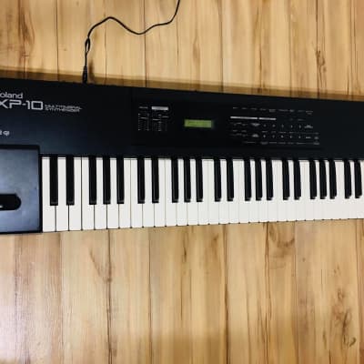 Roland XP-10 61-Key Multi-Timbral Synthesizer with Hard Case 1995