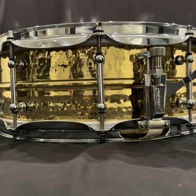 Ludwig Hammered Brass Snare Drum w/ Tube Lugs (LB420BKT) 5x14 image 2