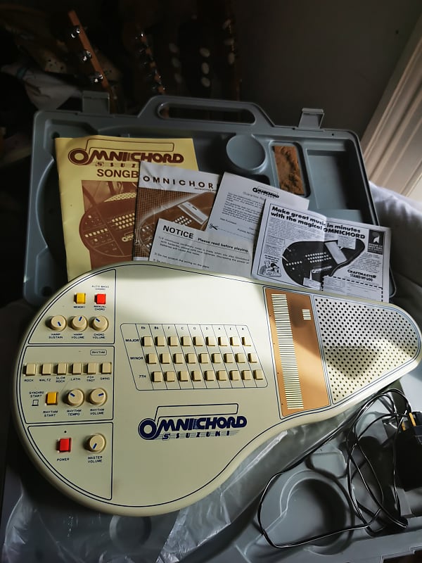 Suzuki OM-27 Omnichord - white