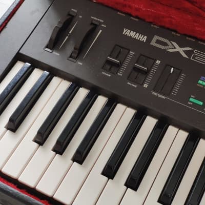 Yamaha DX21 Keyboard Synthesizer w/Case image 4