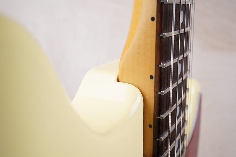Fender MG-69 Mustang Reissue CIJ 1997 Yellow White Crafted Fender MG-69 Mustang Reissue CIJ 1997 Yellow White Crafted
