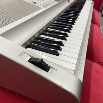 Yamaha DGX305 Digital Piano - Silver image 2