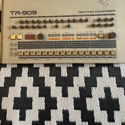 Roland TR-909 Rhythm Composer 1983 - 1985 - White