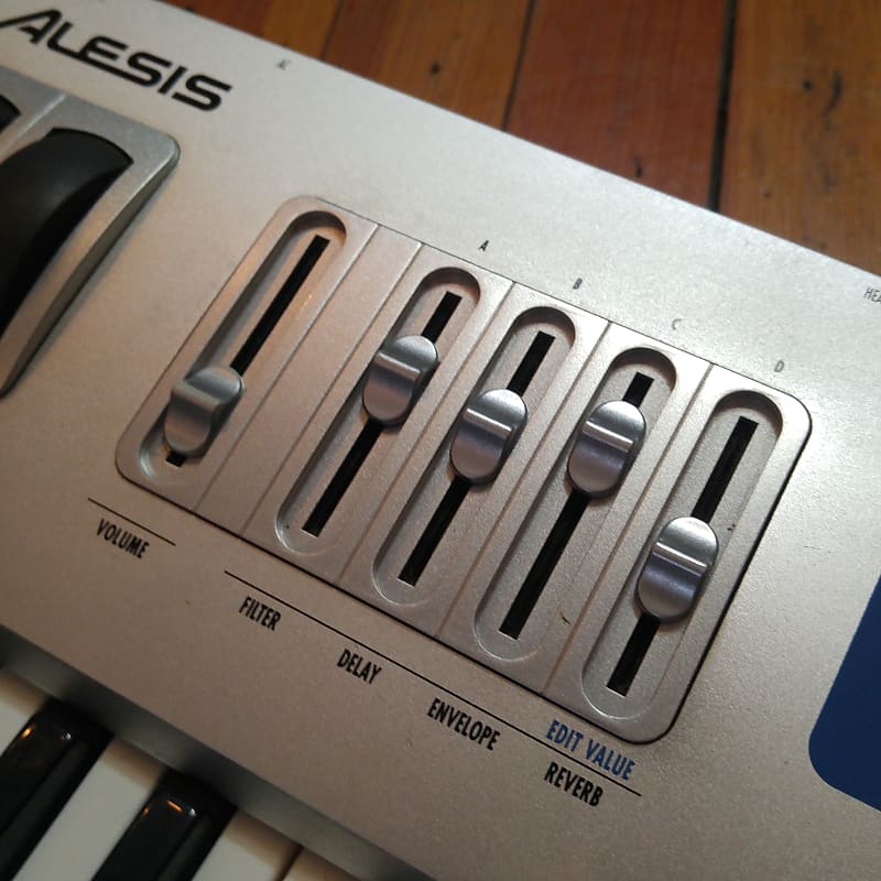 Alesis QS6.2 61-Key Synthesizer – eastside music supply