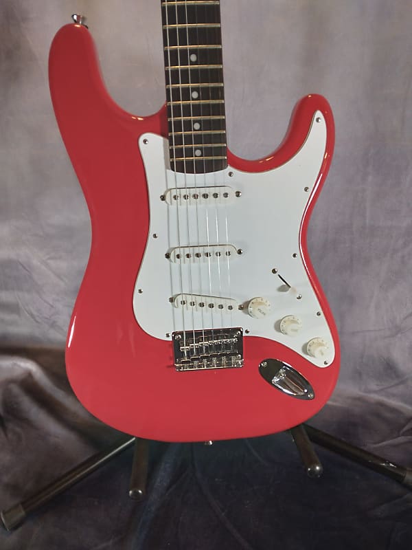 期間限定お買い得商品 |  通販 Squier Bullet Stratocaster Hardtail Electric Guitar 2001 Red ギター
