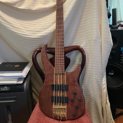 peavey  cirrus 5 string bass guitar walnut image 1