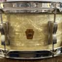 Ludwig No. 900 Super Classic 5.5x14" 8-Lug Snare Drum with P-87 Strainer, Keystone Badge 1960 - 1966 - White Marine Pearl