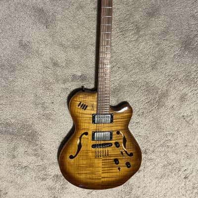 Godin Flat Five X 2003 - Silver leaf maple centre with white poplar wings and carved grade A maple top for sale