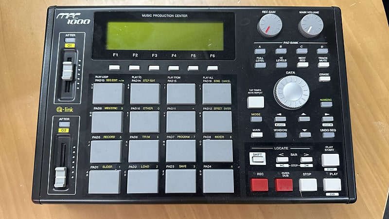 AKAI MPC1000（AKAI MPC 1000 v2 BK + DMC12⁄128 MB geheugen