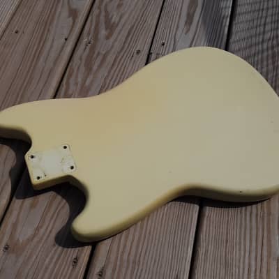 1966 Fender Mustang guitar body original white imagen 2