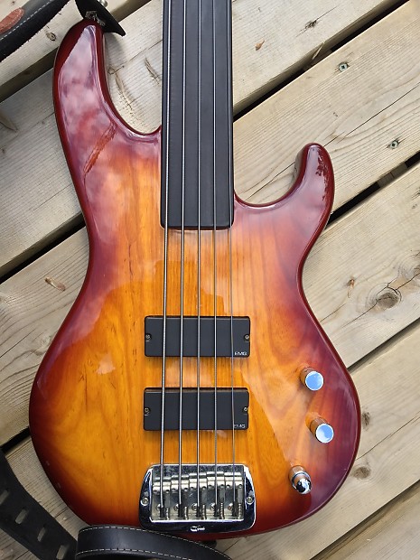 G L L 5500 1995 Fretless Bass