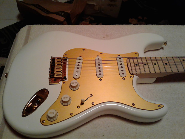 Squier by Fender Standard Stratocaster White w Deluxe Gold