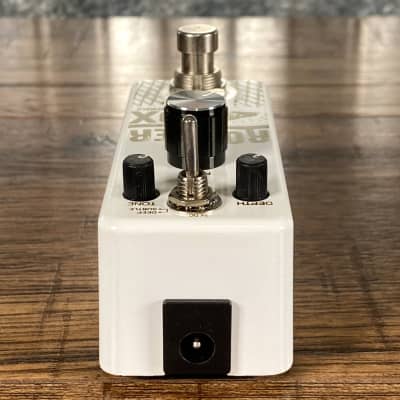 Outlaw Effects Rocker Box Tremolo Guitar Effect Pedal image 5