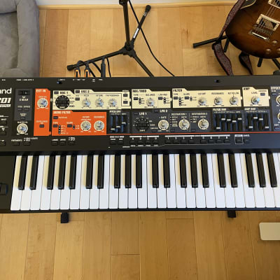 Roland SH-201 49-Key Synthesizer + Gator Rolling Case — Excellent Condition
