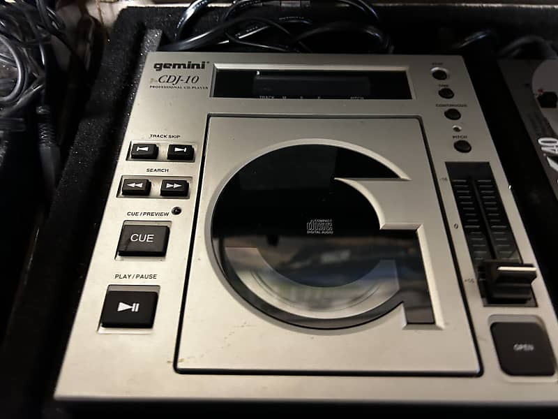 Gemini CDJ10  CD Decks with Pmx 40 mixer .. DJ case and Monster cable connections 2000 - Silver image 1