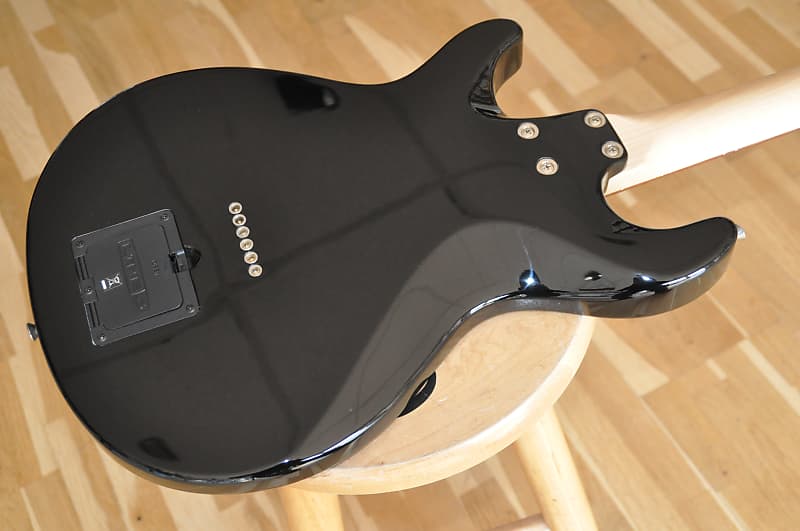 LINE 6 Variax 300 Black / Modelling Electric Guitar/ from