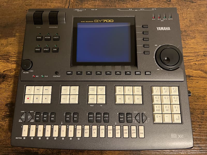 Yamaha QY100 Sequencer