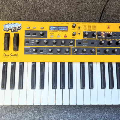 Dave Smith Instruments Mopho 32-Key Monophonic Synthesizer 2011 - 2016 - Yellow with Wood Sides