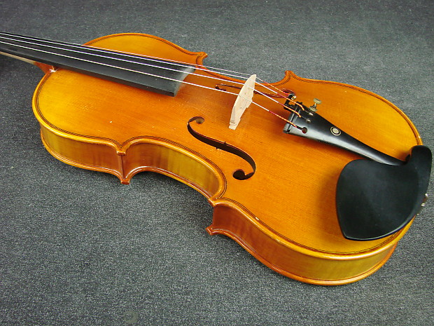 Stravari SV 644 Violin 4 4 Full Size w Bow and Case