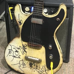 Loïc Le Pape Mosteel J.Ramone Tribute Guitar (Signed By Joe Perry, Alice Cooper And Others) image 10