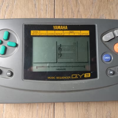 Yamaha QY8 MIDI Groovebox, Sequencer, Working Station